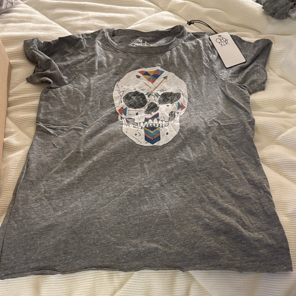 Chaser Gray Short Sleeve Tee with Decorative Skull Graphic